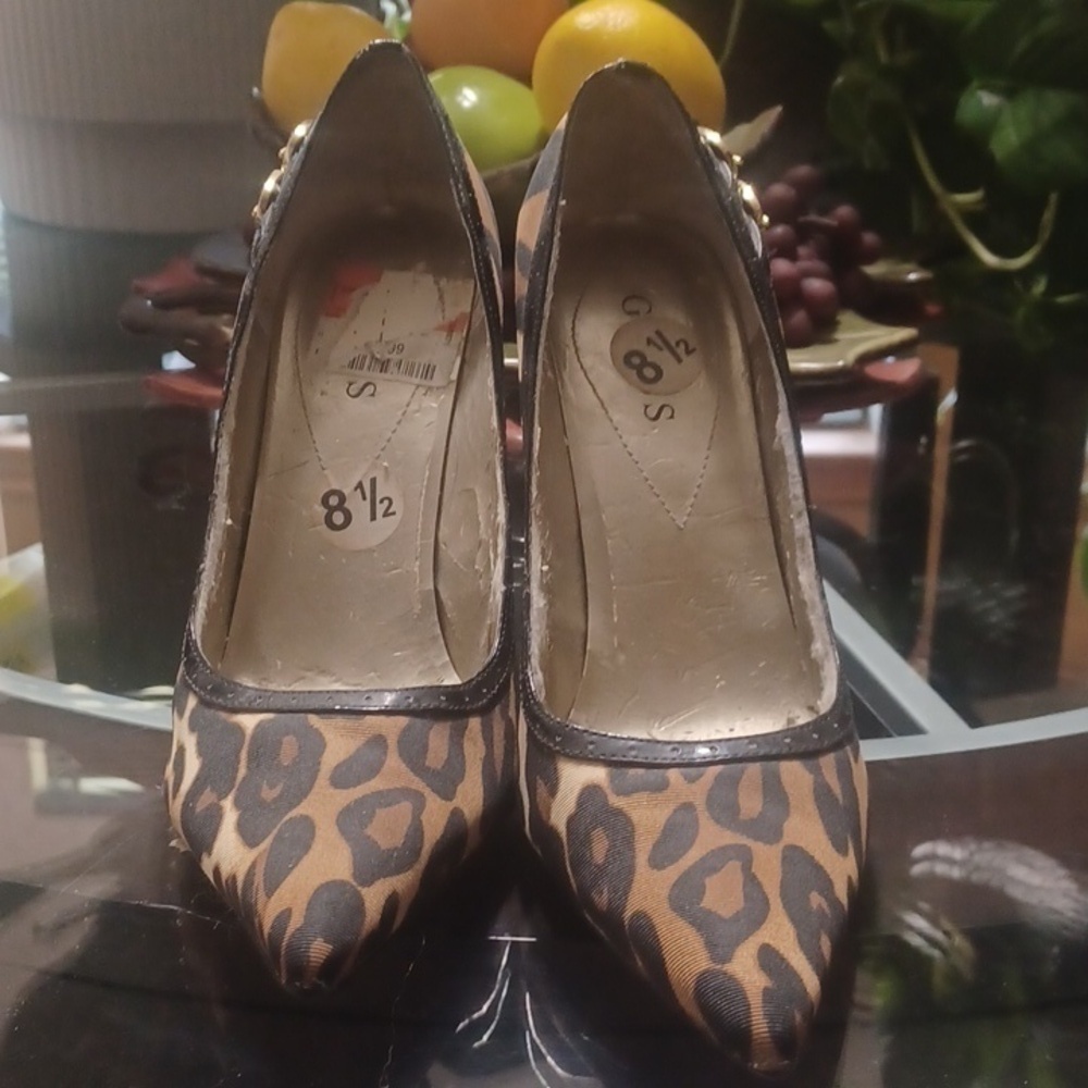8 5 GUESS HEELS, LOTS OF LIFE LEFT!!